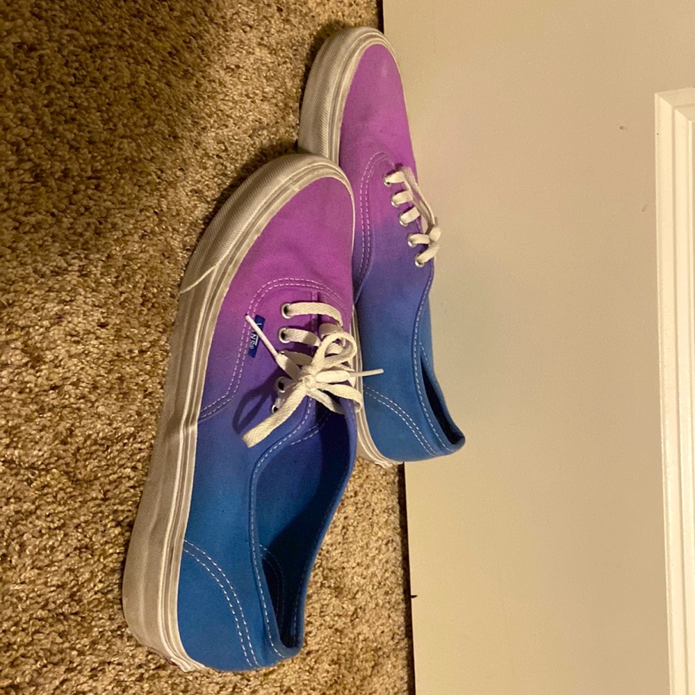 Women’s size 9 / Mens size 7.5